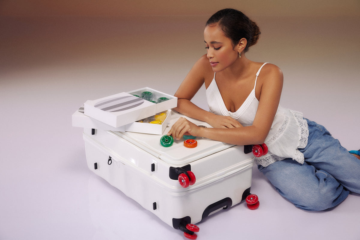 4MYTU luggage with swatchableable Palette Wheels