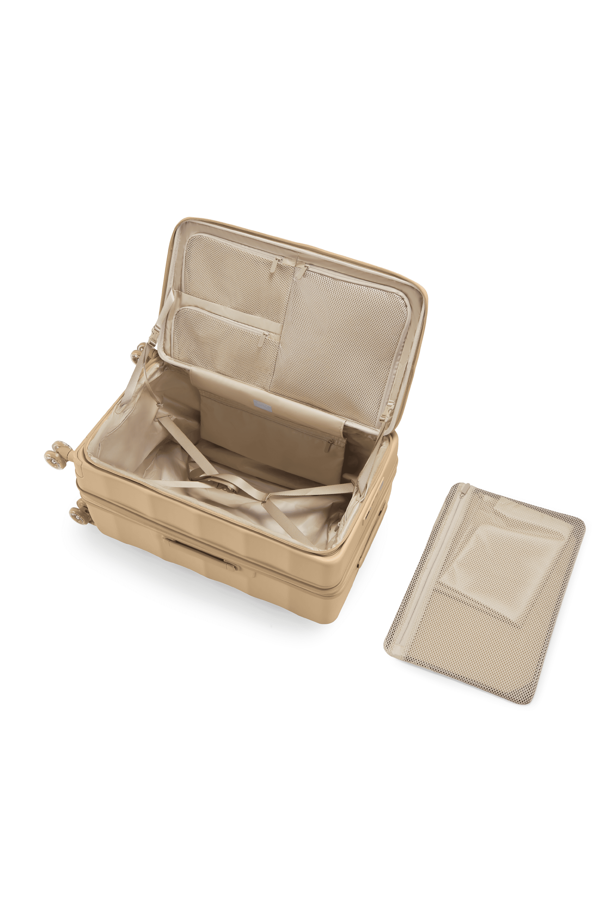 砂嵐の中のタンクのトランク