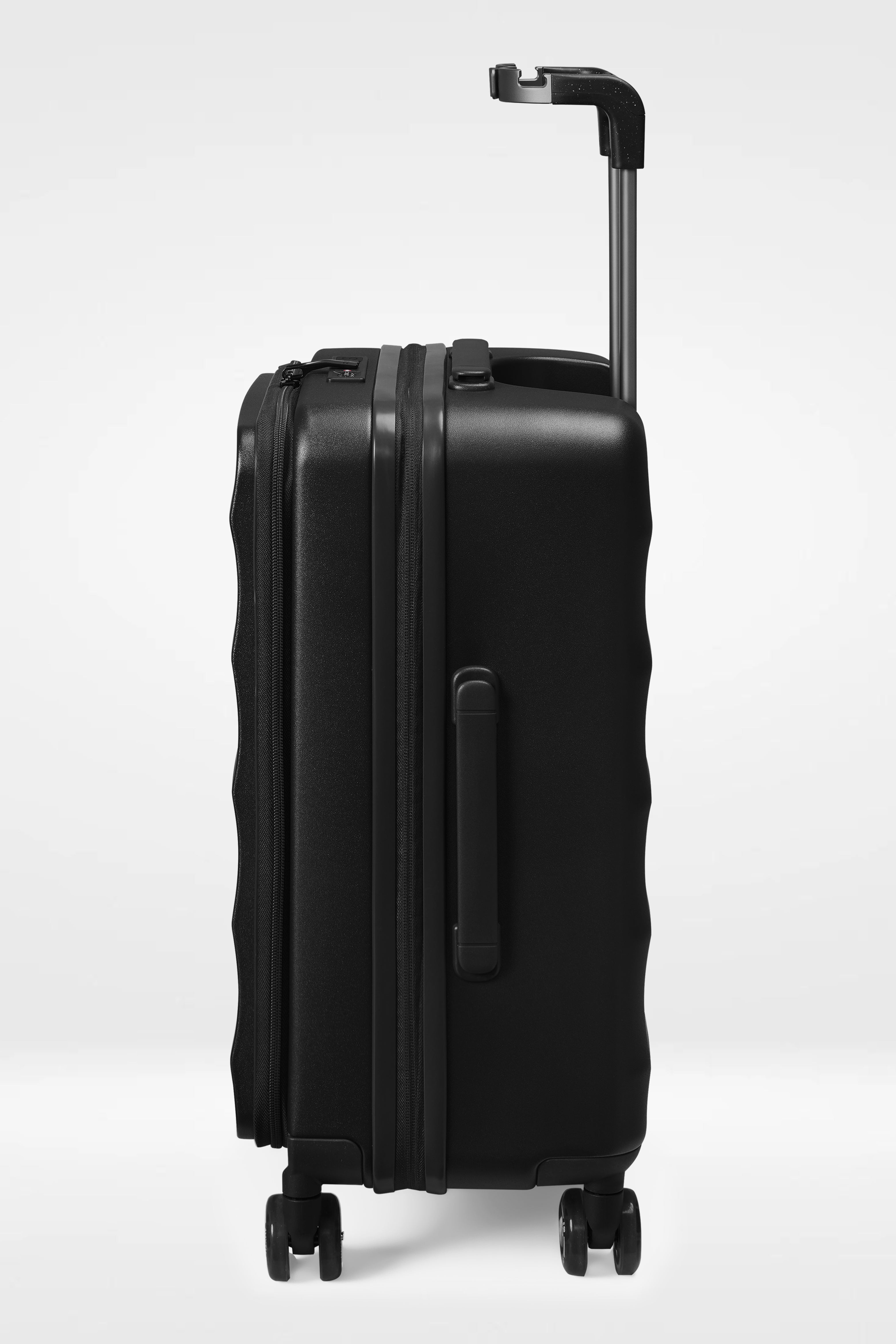 ジェットブラックのIntl Tank Carry-On 
