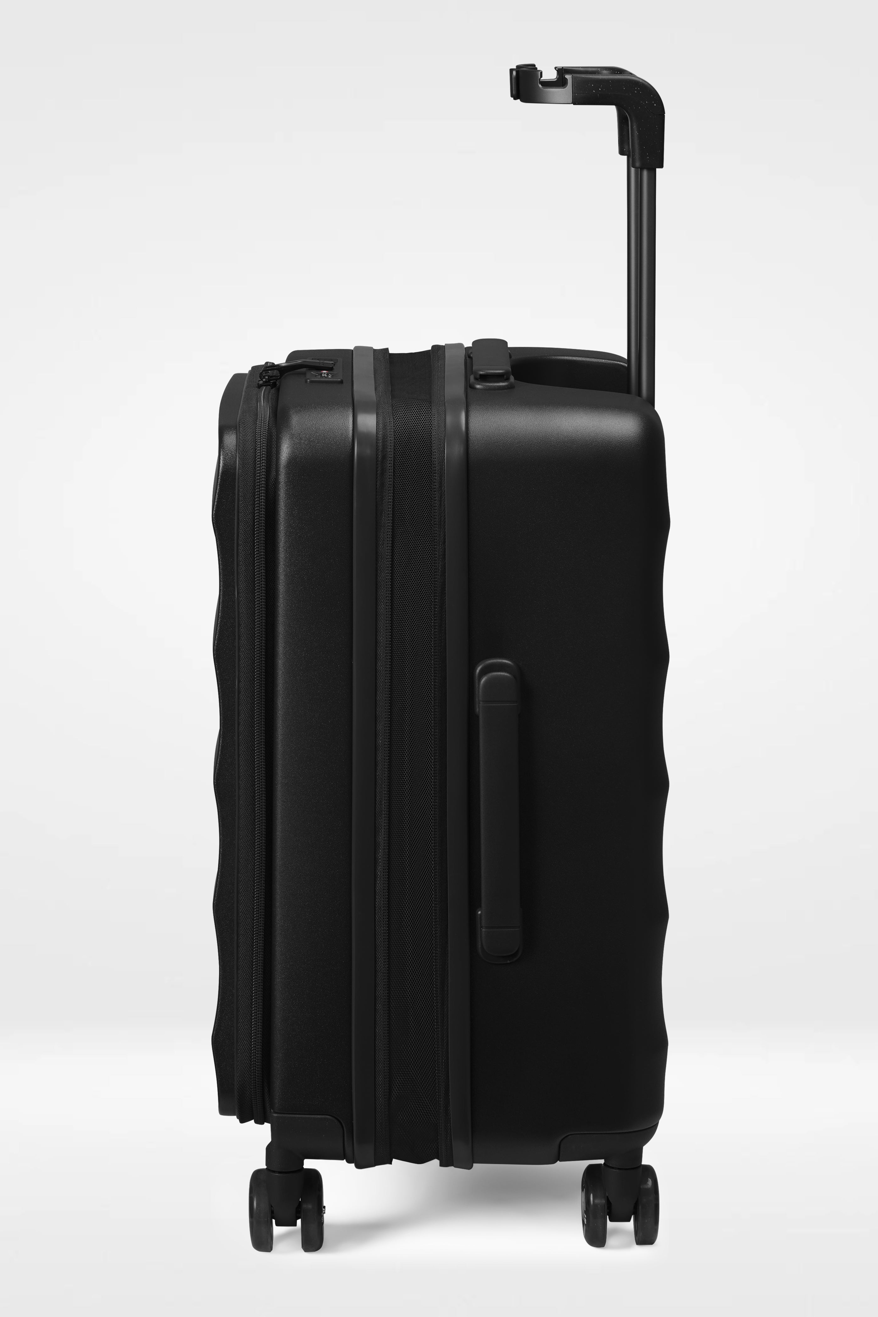 ジェットブラックのIntl Tank Carry-On 
