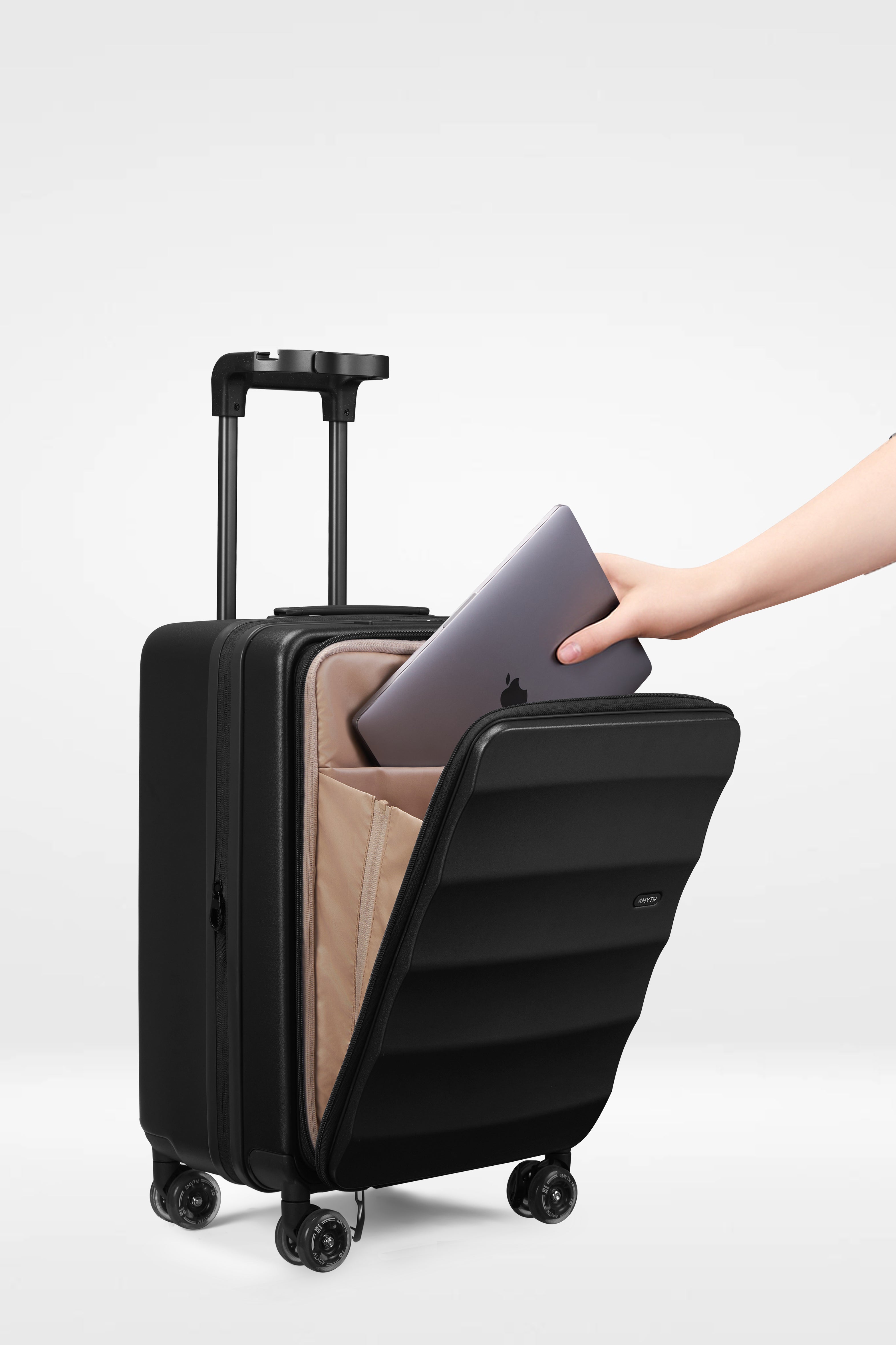 ジェットブラックのIntl Tank Carry-On 