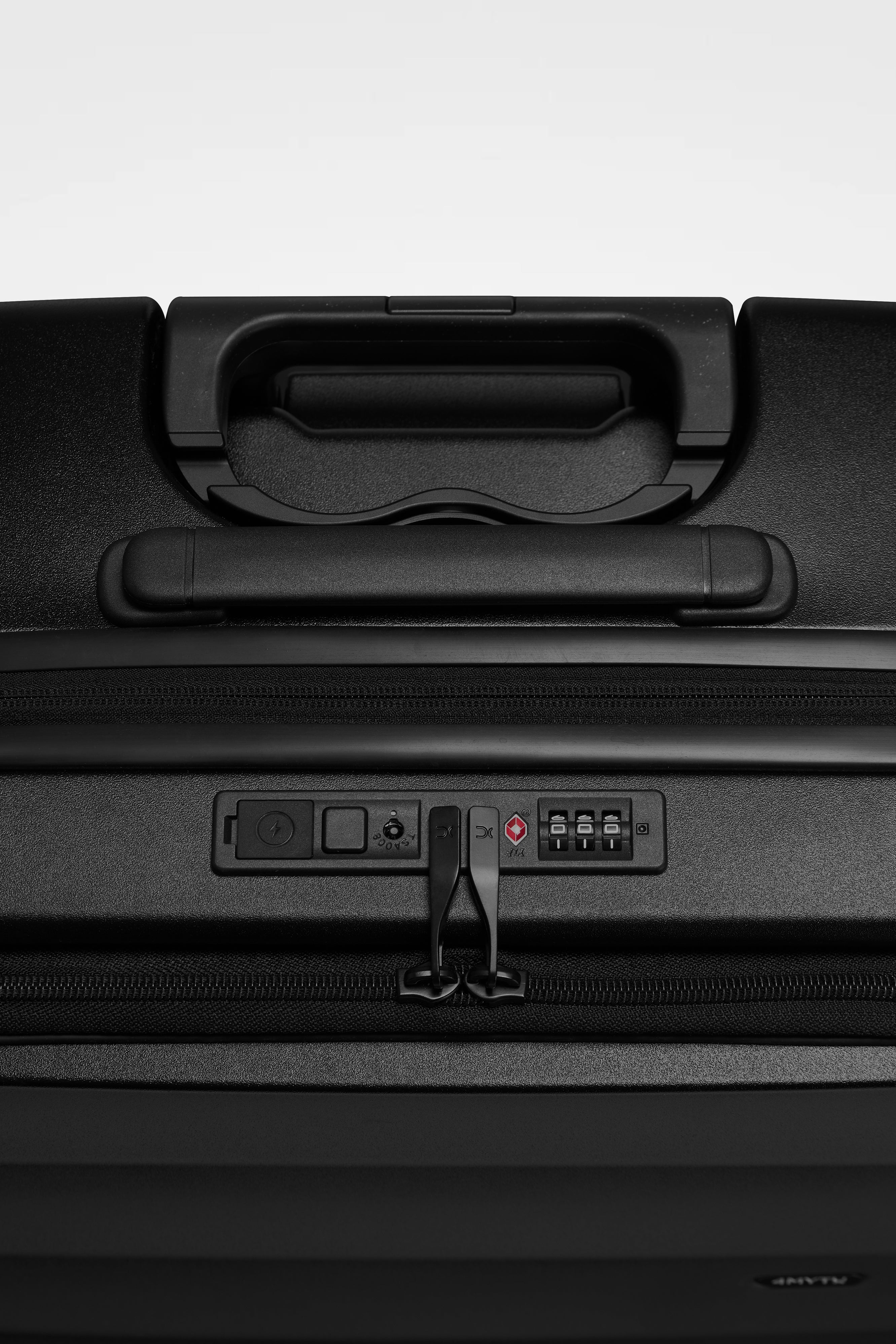 ジェットブラックのIntl Tank Carry-On 
