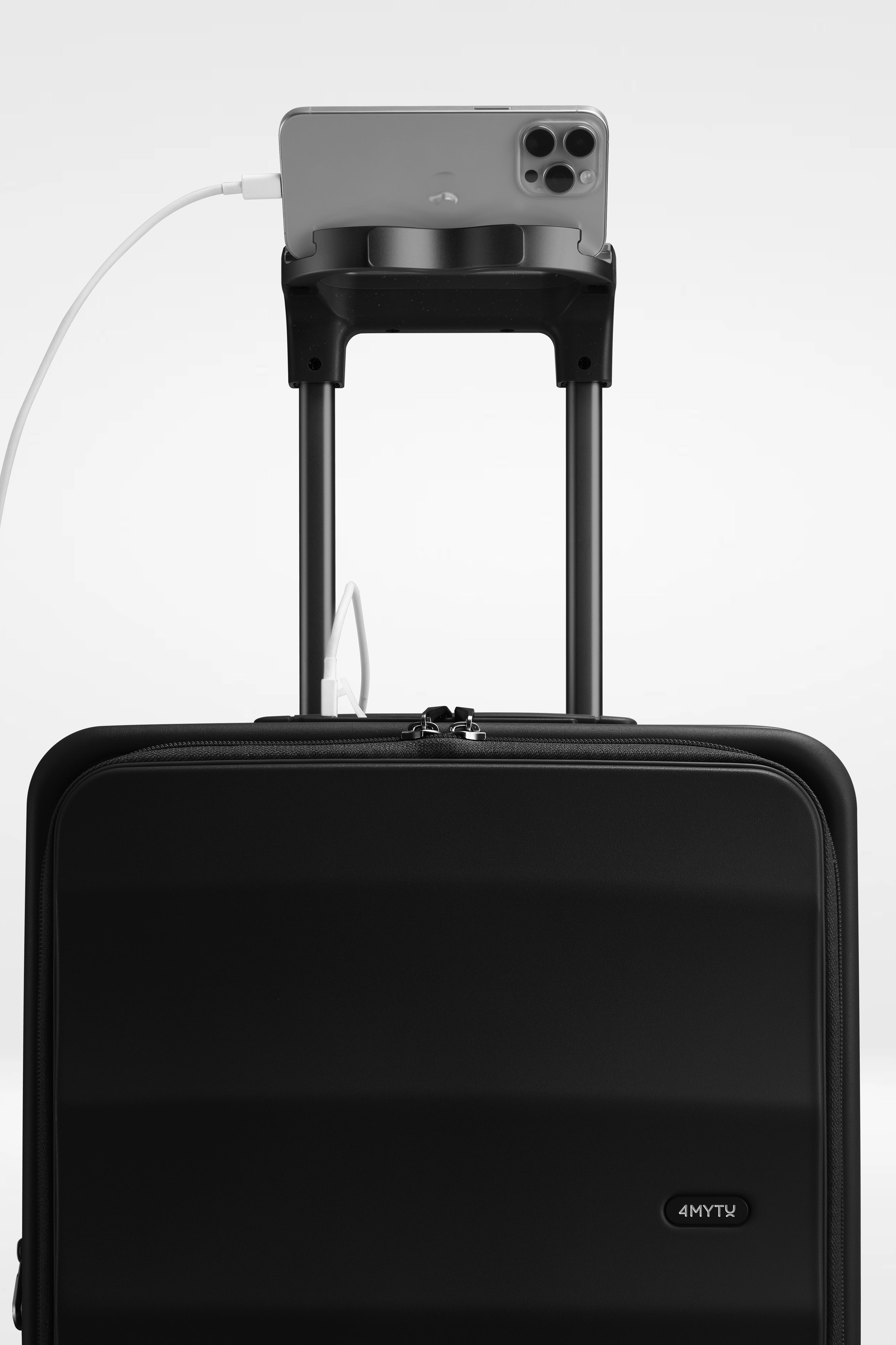 ジェットブラックのIntl Tank Carry-On 