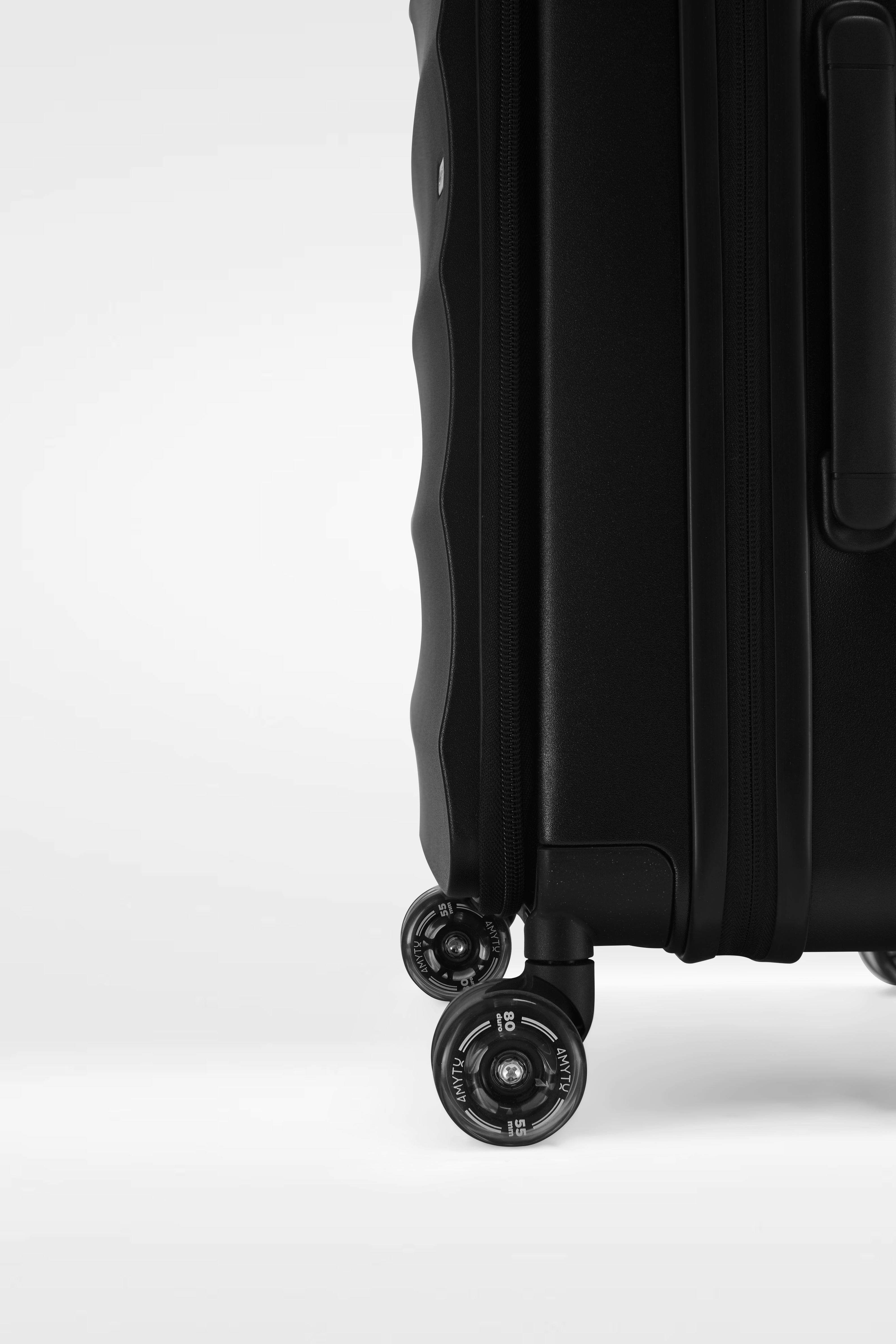 ジェットブラックのIntl Tank Carry-On 