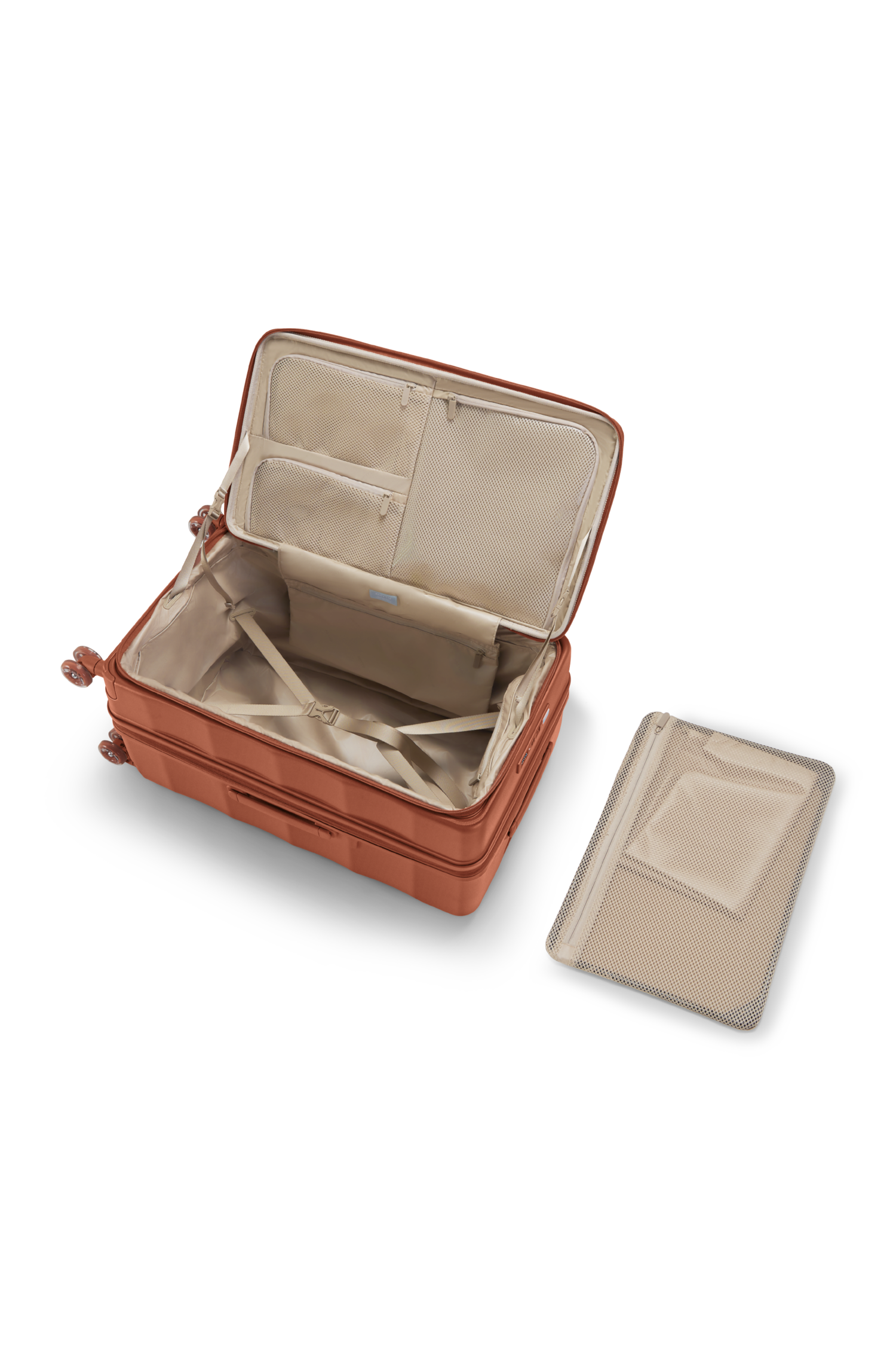 燃えるような赤のタンクのトランク